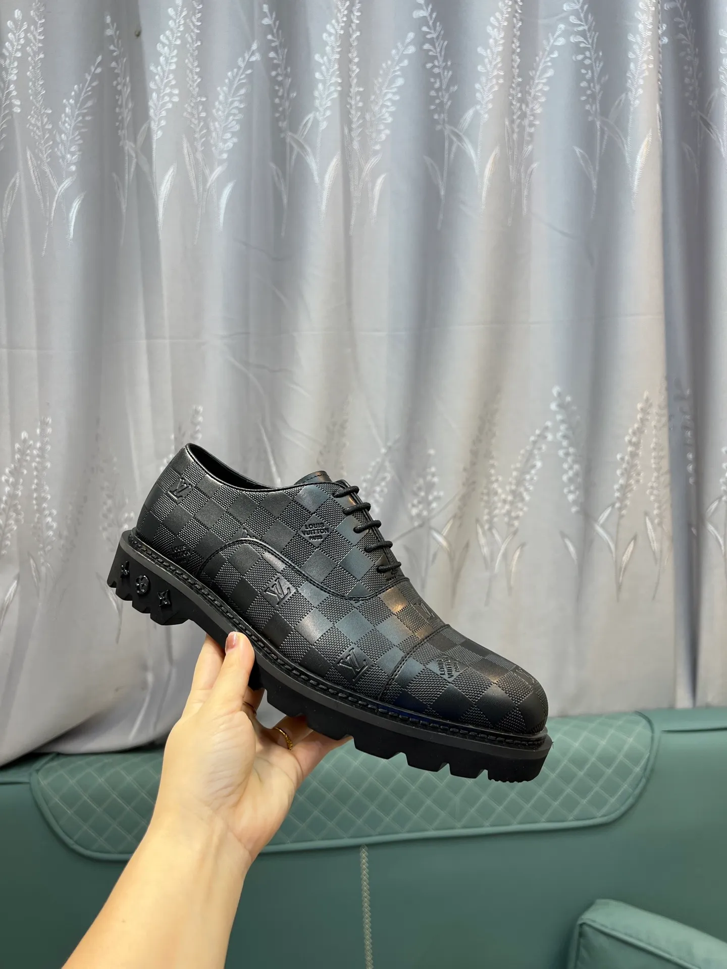 Men's shoes 💰820 [LV] - High-end quality - Upper: 🔝 tumbled cowhide, Nappa cowhide, brand logo sewn on shoe body - Lining: cowhide, foot pads; water-dyed cowhide - Outsole: TPR·rubber foam; two-color molded outsole -Super high quality control·Fine workmanship: highlighted (high-end·luxury·grade) -Size: 39-44 (38 45 can be customized)